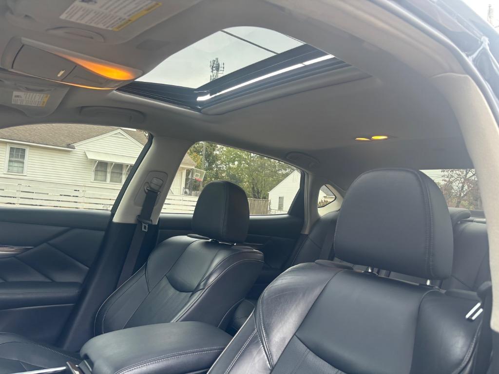 2019 INFINITI Q70L LUXE - Photo 10